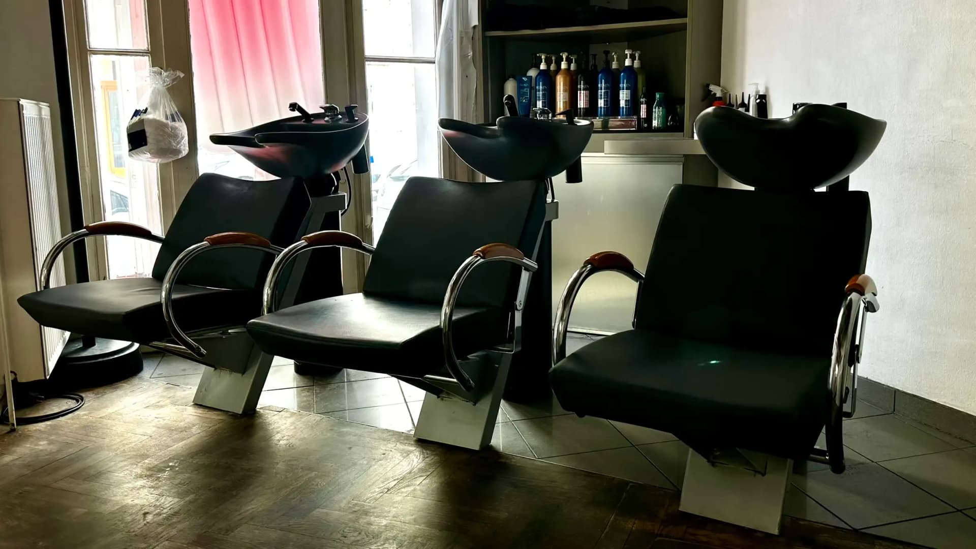 Waschplätze im Salon der HAIR-FACTORY mit Blick zum Schaufenster.