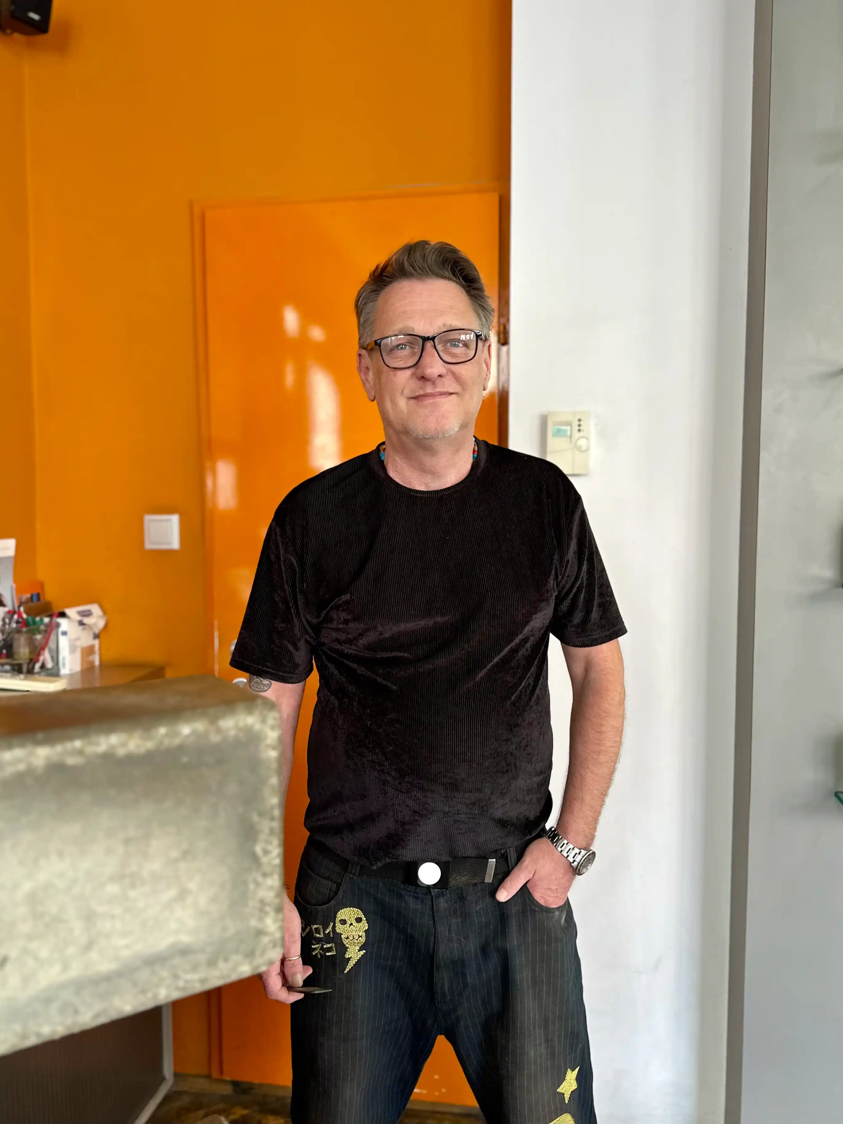 Manfred, Inhaber der HAIR-FACTORY, im Salon.
